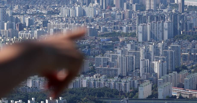경기 광주시 남한산성에서 바라본 서울 강남 아파트 단지 모습./사진=뉴스1