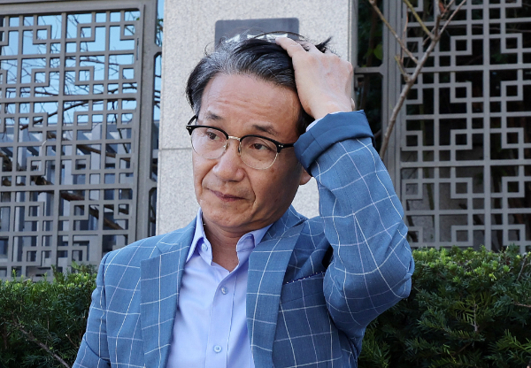  지난 24일 검찰수사심의위원회(수심위)가 김건희 여사에게 명품백을 전달한 최재영 목사의 청탁금지법 위반 혐의에 기소 의견을 권고했다. 사진은 이날 서울 서초구 대검찰청 앞에서 수심위 결과를 기다리고 있는 최 목사의 모습. /사진=뉴스1