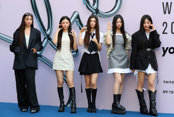 그룹 뉴진스가 2025 S/S 서울패션위크 포토월 행사에서 포즈를 취하는 모습/사진=뉴시스