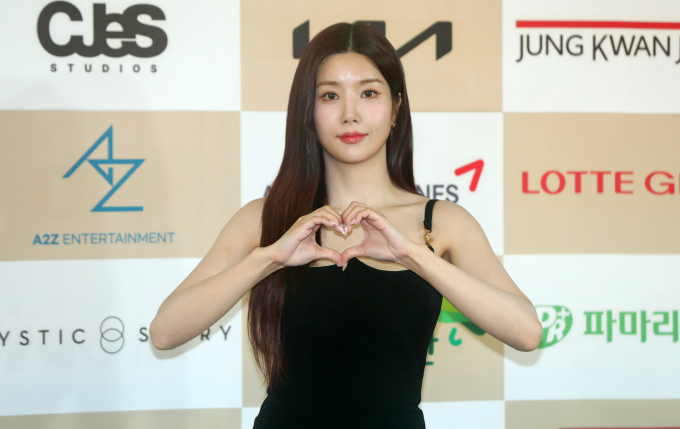 최근 24억원 상당의 단독주택을 매입해 화제를 모은 가수 권은비가 돈을 빌려달라는 연락이 자주 온다고 밝혔다. 사진은 권은비가 지난 7월18일 서울 중구 크레스트72에서 열린 MTN 주최 '2024 방송광고 페스티벌 시상식'에서 포즈를 취한 모습. /사진=뉴시스