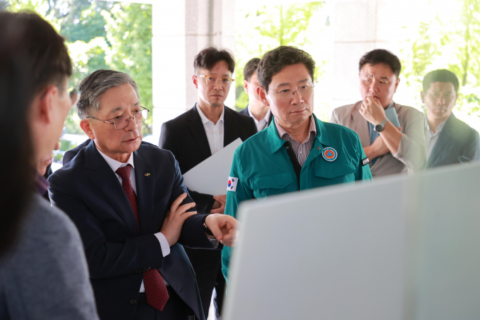 이상일 용인특례시장(오른쪽)이 24일 언남지구 사업 대상지인 옛 경찰대 현장을 방문해 이한준 LH사장(왼쪽)과 의견을 나누고 있다 / 사진제공=용인특례시