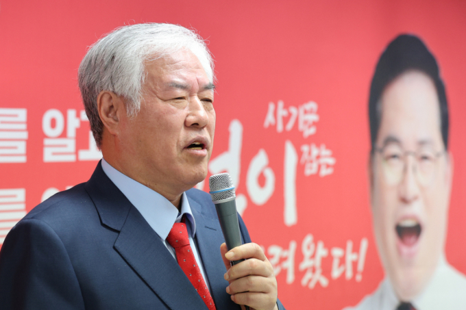 자율통일당 비례대표 공천을 대가로 금전을 요구한 혐의를 받는 전광훈 사랑제일교회 목사가 검찰에 넘겨졌다. 전광훈 자유통일당 대표고문이 인천 계양구에 마련된 유동규 자유통일당 예비후보 선거사무소 개소식에서 축사하는 모습./사진=뉴스1