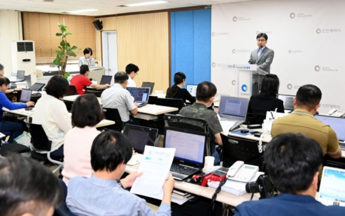인천시 이철우 감사관이 25일 시청 브리핑룸에서 주민참여예산 관련 보조금 등 집행실태 특정감사 결과를 발표하고 있다. / 사진제공=인천시 