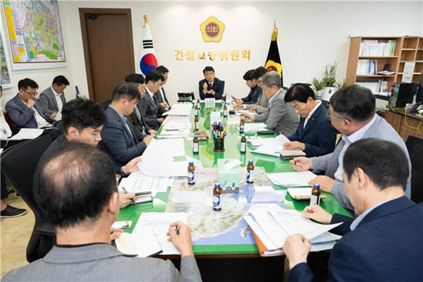 인천광역시의회 김대중 건설교통위원회 위원장(가운데 정면)을 비롯해 시의회 건설교통위원 등 관계자들이 참석한 가운데 지난 24일 시의회 회의실에서 원회와 함께 인천지역 전문건설업체의 수주 확대를 위한 간담회를 개최하고 있다. / 사진제공=인천광역시