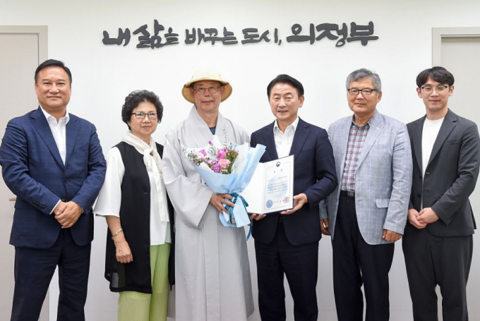 김동근 의정부시장(왼쪽 네번째)이 '노인일자리 및 사회활동지원사업 평가'에서 보건복지부장관 표창을 받은 뒤 의정부시니어클럽 관계자들과 기념촬영을 하고 있다. / 사진제공=의정부시