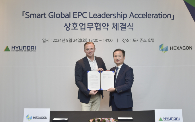 현대건설이 헥사곤 ALI와 협력을 통해 글로벌 스마트 EPC 리더로의 기반을 마련한다. 사진은 마티아스 스텐버그 헥사곤 ALI 글로벌 CEO(왼쪽)와 정무식 현대건설 플랜트수행실장 상무가 기념사진을 촬영하는 모습. /사진=헥사곤 ALI