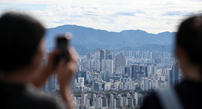  사진은 서울 남산에서 바라본 아파트 단지 모습./사진-뉴스1