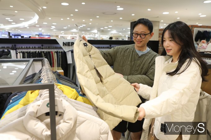 롯데백화점 광주점 9층 점 행사장 네파 매장을 찾은 여성 고객이 가을 산행용 아웃도어를 살펴보고 있다/사진=롯데백화점 홍보 3팀 제공.