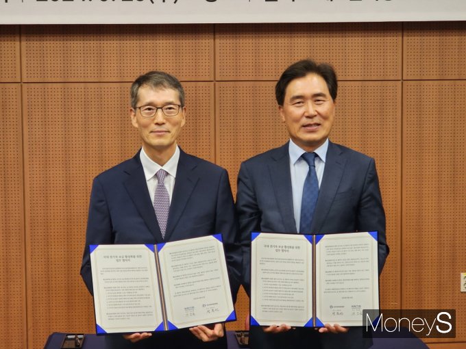 (왼쪽부터) 강남훈 한국자동차모빌리티산업협회(KAMA) 회장과  정종선 한국자동차환경협회 회장 /사진=박찬규 기자