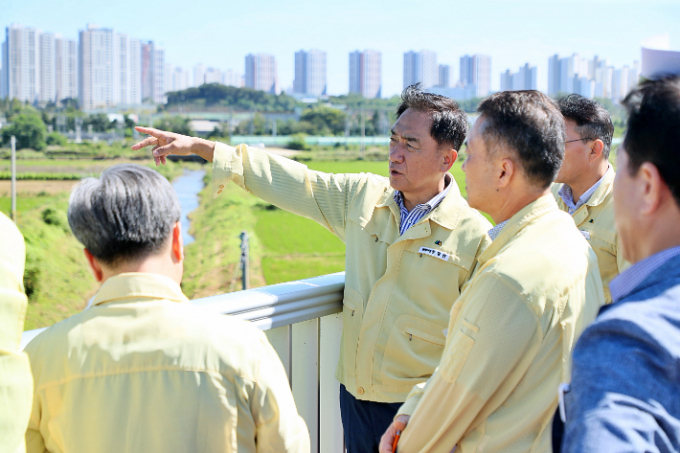 정장선 평택시장이 세교지하차도 현장 점검하고 있다. / 사진제공=평택시