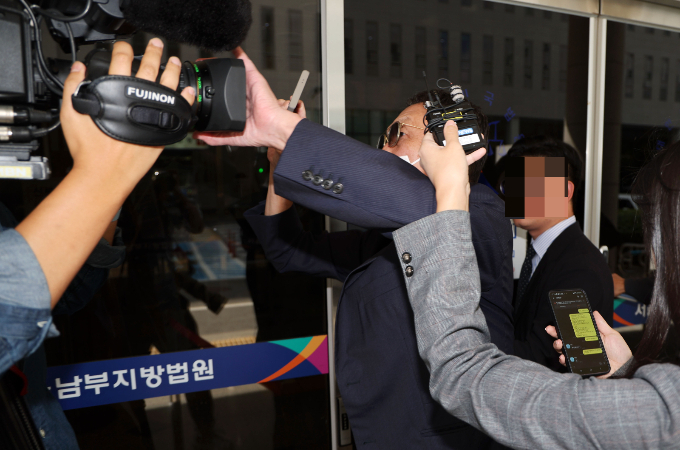 구본성 전 아워홈 부회장이 징역형 집행유예를 선고받았다. 구 전 부회장이 25일 서울 양천구 남부지방법원에서 열리는 1심 선고 재판에 출석하며 취재진을 촬영하고 있다. /사진=뉴시스