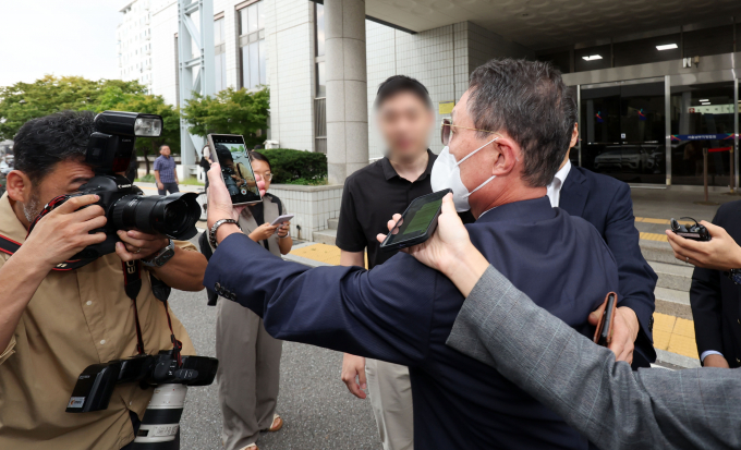 법원이 횡령·배임 혐의를 받는 구본성 전 아워홈 부회장에 대해 징역형 집행유예를 선고했다. 구 전 부회장이 25일 서울 양천구 남부지방법원에서 열리는 1심 선고 재판에 출석하며 취재진을 촬영하고 있다. /사진=뉴시스