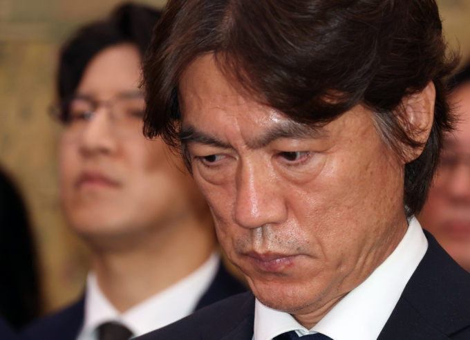 홍명보 감독이 '마지막 봉사' 라는 발언으로 축구팬들의 뭇매를 맞고 있다. 사진은 지난 24일 국회 문화체육관광위원회의 대한축구협회 등에 대한 현안질의에서 생각에 잠긴 홍명보 감독 모습. /사진=뉴시스