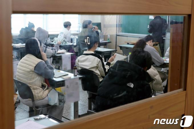국가공무원 5급 공채·외교관 후보자 선발 제1차 시험이 열린 2일 서울 강남구의 한 시험장에서 응시자들이 시험 시작을 기다리고 있다. (인사혁신처 제공) 2024.3.2/뉴스1
