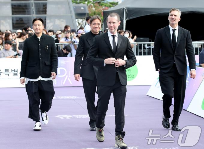 증극상(왼쪽부터), 알렉산더 우, D.B 와이스, 데이비드 베니오프가 25일 오후 서울 영등포구 KBS홀 광장에서 열린 ‘서울드라마어워즈 2024’에 참석해 퍼플카펫을 밟고 있다. 2024.9.25/뉴스1 ⓒ News1 권현진 기자