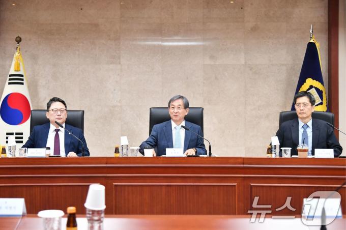 권오곤 사법정책자문위원회 위원장이 14일 서울 서초구 대법원에서 열린 제3차 사법정책자문위원회 회의에서 발언하고 있다. (대법원 제공) 2024.8.14/뉴스1