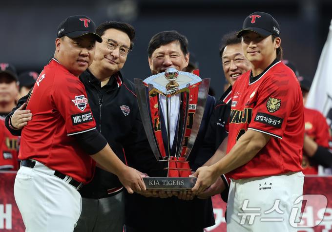 25일 오후 광주 기아챔피언스필드에서 '2024 신한 SOL 뱅크 KBO리그' 롯데 자이언츠와 KIA 타이거즈의 경기를 앞두고 진행된 정규시즌 우승 트로피 수여 기념행사에 참석한 허구연 KBO 총재, 최준영 KIA 타이거즈 대표이사, 심재학 단장, 이범호 감독, 주장 나성범이 우승 트로피를 들고 기념촬영 하고 있다. 2024.9.25/뉴스1 ⓒ News1 김진환 기자