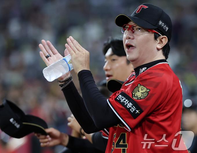 25일 오후 광주 기아챔피언스필드에서 열린 '2024 신한 SOL 뱅크 KBO리그' 롯데 자이언츠와 KIA 타이거즈의 경기, 선발 등판했던 KIA 양현종이 9회말 더그아웃에서 야수들을 응원하고 있다. 2024.9.25/뉴스1 ⓒ News1 김진환 기자