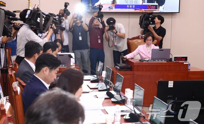 이인선 국회 여성가족위원장이 23일 오후 서울 여의도 국회에서 열린 여성가족위원회 전체회의에서 의사봉을 두드리고 있다. 이날 회의에서는 딥페이크 이용 디지털 성범죄에 대한 처벌을 강화하는 내용을 골자로 하는 '딥페이크 성범죄 방지법(성폭력방지법 및 청소년성보호법 개정안)' 등이 통과됐다. 2024.9.23/뉴스1 ⓒ News1 김민지 기자