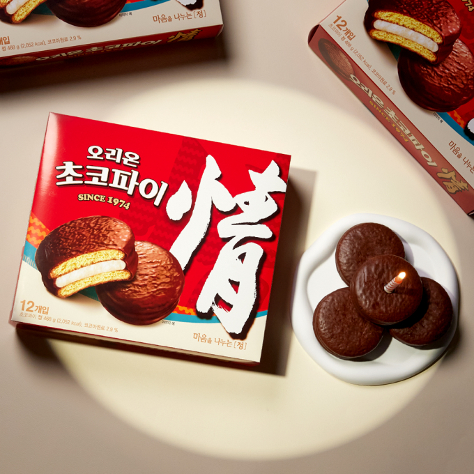 오리온이 '초코파이情'의 패키지를 10년 만에 리뉴얼하고 추억 속 투명 패키지로 포장한 레트로 초코파이 증정 행사를 진행한다. /사진=오리온