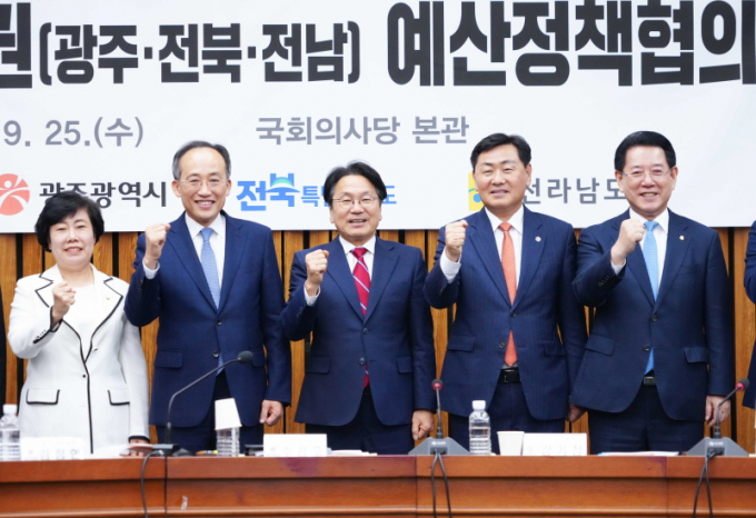 강기정 광주광역시장(왼쪽 세번째)이 25일 오후 국회 본관에서 열린 ‘국민의힘 예산정책협의회’에 참석해 추경호 국민의힘 원내대표, 김영록 전남도지사, 김관영 전북도지사 등과 기념촬영을 하고 있다./사진=광주시 