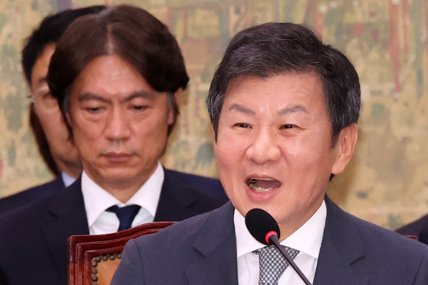 대한축구협회 측이 국회에 제출한 감독 후보 3인에 대한 보고서가 역풍을 맞고 있다. 사진은 지난 24일 국회 청문회에 출석해 웃고 있는 정몽규 축구협회장의 모습. /사진=뉴시스