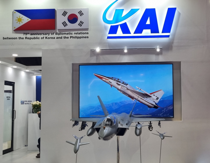  KAI가 KF-21에 다목적무인기(AAP)가 연동된 유무인복합체계(MUM-T)를 전시했다. /사진=KAI