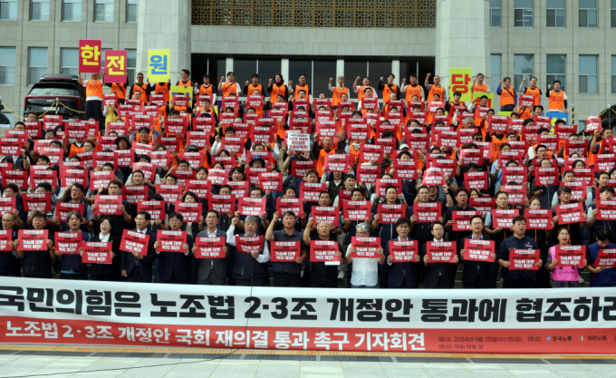 더불어민주당이 윤석열 대통령이 거부권을 행사한 '방송 4법'과 '전 국민 25만원 지원법', '노란봉투법'에 대해 최종 부결되더라도 다시 발의하겠다고 밝히며 법 제정에 강한 의지를 보였다. 김동명 한국노총 위원장, 양경수 민주노총 위원장 등 노조 구성원들이 열린 노조법 2·3조 개정 촉구 양대노총 기자회견에서 구호를 외치는 모습./사진=뉴시스