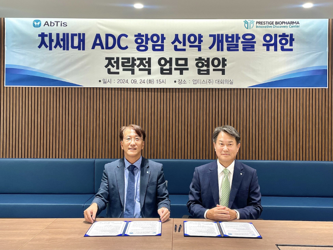 프레스티지바이오파마IDC와 앱티스가 ADC(항체-약물 접합체) 협업에 나선다. 사진은 고상석 프레스티지바이오파마IDC 대표(오른쪽)와 한태동 앱티스 대표. /사진=프레스티지바이오파마