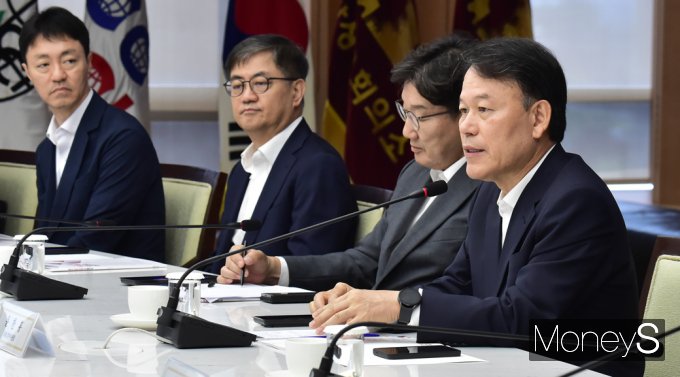 [머니S포토] 윤한홍 위원장, 경제계 현안· 경청후 정무위 입장 발언