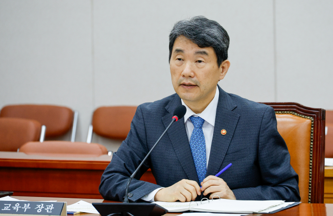 '세수 펑크'로 인해 교육교부금도 하반기에 감액 조정된다. 사진은 이주호 사회부총리 겸 교육부 장관이 지난 24일 서울 여의도 국회에서 열린 교육위원회 제418회국회(정기회) 제2차 전체회의에서 역사 교과서 관련 현안질의에 답하는 모습. /사진=뉴스1