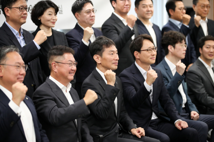  이복현 금융감독원장이 26일 서울 여의도 금융감독원에서 열린 가상자산사업자 CEO 간담회에서 원화마켓 가상자산사업자 대표들과 기념촬영하고 있다./사진=뉴스1