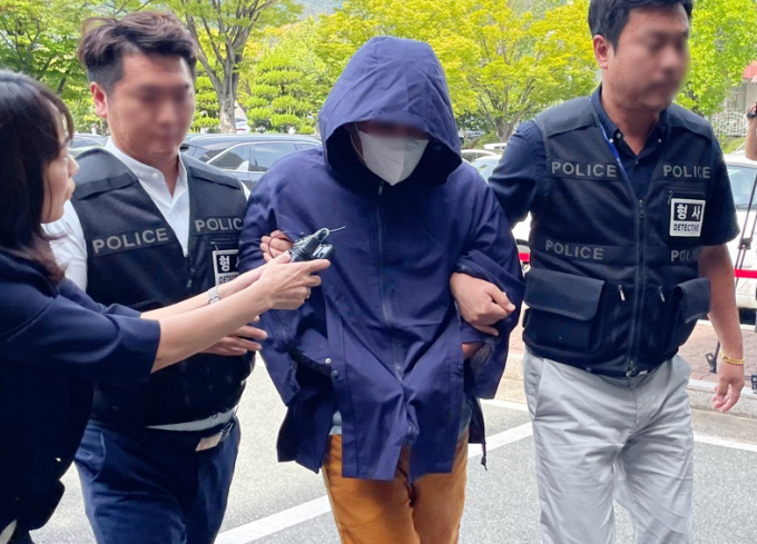 태국 파타야에서 한국인 관광객을 살인하고 시체를 유기하는 등의 혐의를 받은 '파타야 살인 사건' 피의자 중 마지막으로 붙잡힌 30대 남성이 법원에 출석한다. 사진은 26일 경남 창원시 성산구 창원지법에 출석한 파타야 살인 사건 피의자의 모습. /사진=뉴스1 