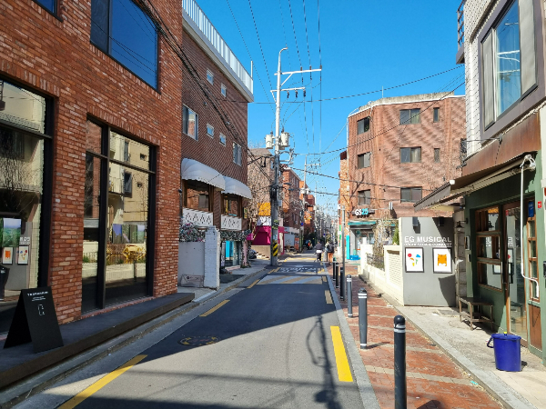 28일 서울 성동구 성수동 서울숲 카페 골목 일대 2022-03-28 영국 매체가 서울 성동구 성수동을 세계에서 가장 멋진 동네 4위로 선정했다. 사진은 성수동 서울숲 카페 골목 일대의 모습. /사진=머니투데이