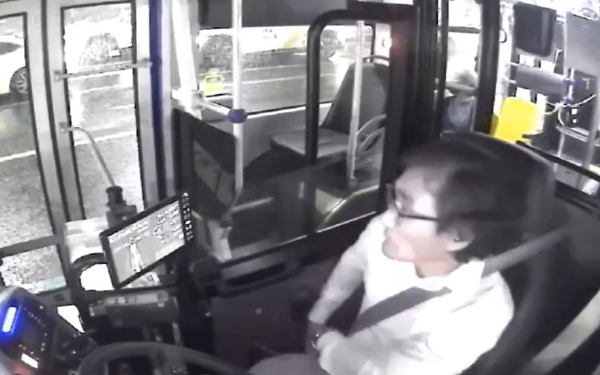 이중호씨를 향한 서울시민들의 칭찬 릴레이가 펼쳐지고 있다. 사진은 당시 버스에 내리기 전 이씨의 모습. /사진=서울시버스운송사업조합 영상 캡처