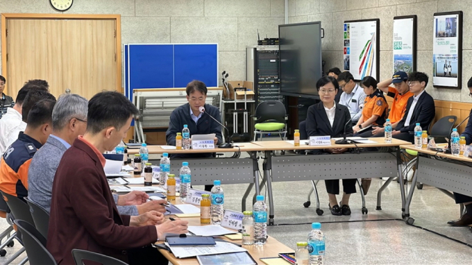 이동환 고양특례시장이 26일 고양인재교육원 컨퍼런스홀에서 열린 한강 ‘행주나루 조성 기본구상 용역’ 중간보고회에서 토론을 하고 있다. /사진제공=고양특례시