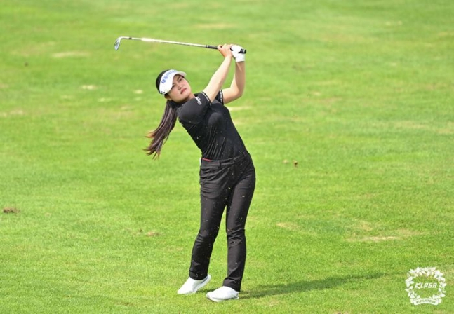 홍현지의 KLPGA 투어 하나금융그룹 챔피언십 1라운드 경기 모습. /사진= KLPGA