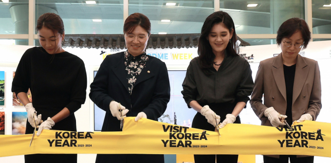 26일 제주공항에서 열린 2024 한국방문의 해 계기 하반기 환영주간 개막식에서 주요 인사들이 테이프 커팅을 하고 있다. (왼쪽부터) 배우 진서연, 장미란 문화체육관광부 제2차관, 이부진 한국방문의해위원회 위원장. /사진=문화체육관광부
