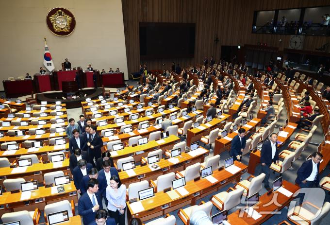 26일 오후 서울 여의도 국회에서 열린 제418회국회(정기회) 제9차 본회의에서 야당 의원들이 '방송4법·노란봉투법·민생회복지원금법' 재표결이 부결되자 규탄대회를 위해 본회의장을 퇴장하고 있다. 2024.9.26/뉴스1 ⓒ News1 김민지 기자