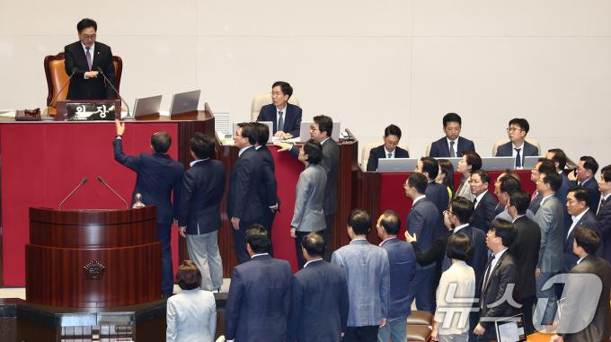 26일 오후 서울 여의도 국회에서 열린 제418회국회(정기회) 제9차 본회의에서 야당 의원들이 '방송4법·노란봉투법·민생회복지원금법' 재표결이 부결되자 규탄대회를 위해 본회의장을 퇴장, 우원식 의장이 정회를 선언하자 여당 의원들이 항의하고 있다. 2024.9.26/뉴스1 ⓒ News1 김민지 기자