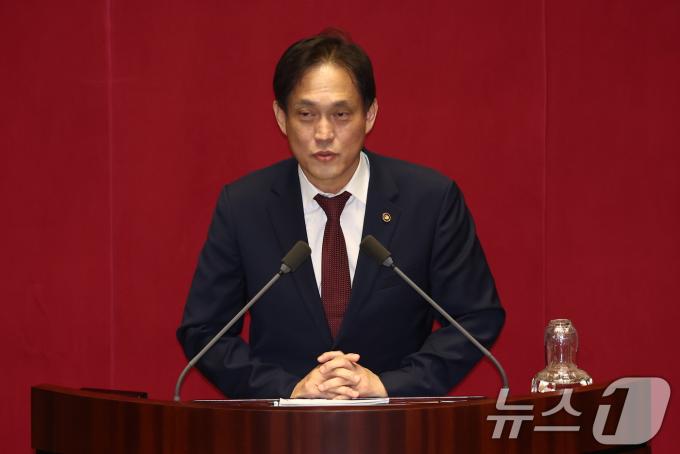김태규 방송통신위원장 직무대행이 26일 오후 서울 여의도 국회에서 열린 본회의에서 방송4법 관련 재의 요구 이유를 설명을 하고 있다. 2024.9.26/뉴스1 ⓒ News1 김민지 기자