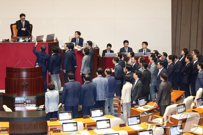 26일 오후 서울 여의도 국회에서 열린 제418회국회(정기회) 제9차 본회의에서 야당 의원들이 '방송4법·노란봉투법·민생회복지원금법' 재표결이 부결되자 규탄대회를 위해 본회의장을 퇴장, 우원식 의장이 정회를 선언하자 여당 의원들이 항의하고 있다. 2024.9.26/뉴스1 ⓒ News1 김민지 기자