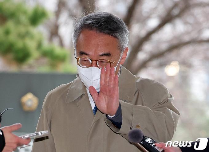 '사법행정권 남용' 의혹으로 기소된 임종헌 전 법원행정처 차장이 지난해 11월 오전 서울 서초구 중앙지방법원에서 직권남용권리행사방해 등 혐의와 관련 1심 결심 공판에 출석하며 취재진 질문에 손을 들어올리고 있다. (공동취재)/뉴스1 ⓒ News1 안은나 기자