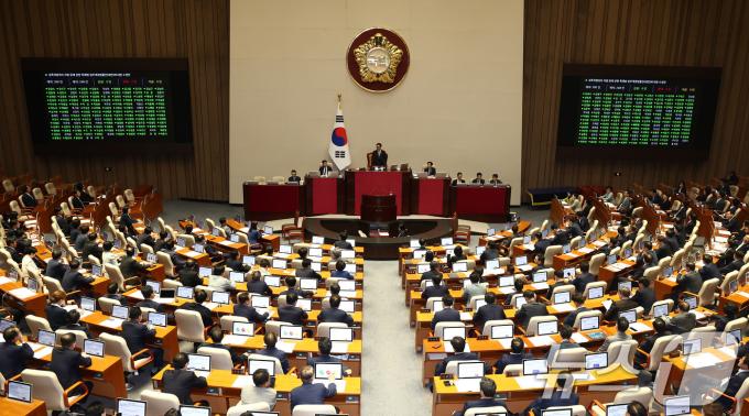 26일 오후 서울 여의도 국회에서 열린 본회의에서 딥페이크 성 착취물을 소지·시청하면 3년 이하 징역 또는 3천만원 이하 벌금에 처하는 내용을 담은 '성폭력범죄의 처벌 등에 관한 특례법 일부개정법률안(대안)에 대한 수정안'이 재적 300인 중 재석 249인, 찬성 241인, 반대 0인, 기권 8인으로 통과되고 있다. 2024.9.26/뉴스1 ⓒ News1 김민지 기자