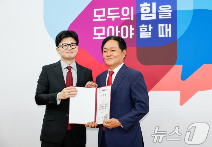 한동훈 국민의힘 대표(왼쪽)가 23일 오전 서울 여의도 국회에서 열린 10·16 재보궐선거 후보자 추천장 수여식에 참석해 박용철 인천 강화군수 후보에게 추천장을 수여하고 있다. 2024.9.23/뉴스1 ⓒ News1 안은나 기자