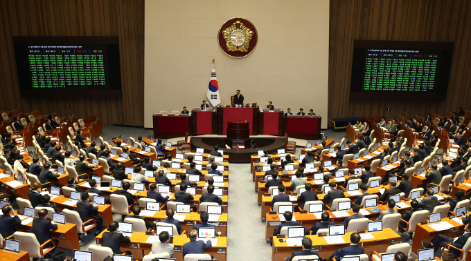 딥페이크 성범죄 방지법이 지난 26일 국회 본회의에서 가결됐다. 사진은 지난 26일 서울 여의도 국회에서 열린 본회의에서 딥페이크 성범죄 방지법이 가결되는 모습. /사진=뉴스1