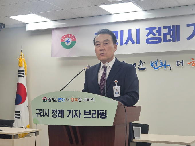 김완겸 구리시 행정지원국장이 26일 정례 기자브리핑을 진행하고 있다. / 사진제공=구리시 