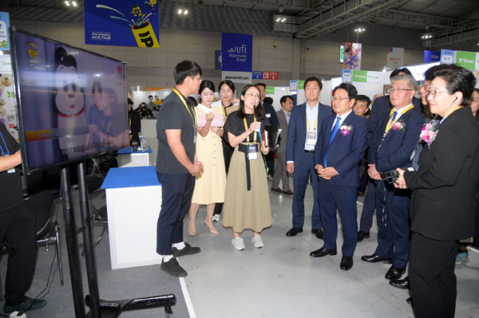 강기정 광주광역시장이 26일 오후 김대중컨벤션센터에서 열린 2024 광주 ACE Fair 개막식에 참석해 참석자들과 함께 전시장 라운딩을 하고 있다./사진=광주시