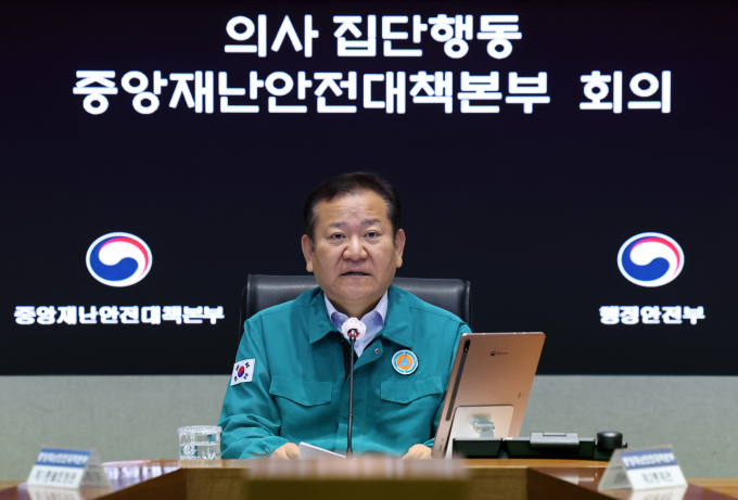 이상민 의사 집단행동 중앙재난안전대책본부 제2차장(행정안전부 장관)이 OECD 인구 천 명당 임상 의사 수 통계를 밝히며 의대 증원 필요성을 강조했다. 사진은 이 장관이 27일 서울 종로구 정부서울청사에서 열린 의사 집단행동 중앙재난안전대책본부 회의에서 발언하는 모습. /사진=뉴시스 