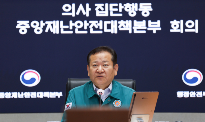  이상민 행정안전부 장관이 "중환자실 수가 50%를 인상하고 사후 성과에 따른 보상 등에 연간 3조 3000억 원의 건보 재정을 투입한다"고 밝혔다. 사진은 이 장관이 의사 집단행동 중앙재난안전대책본부 회의에서 발언하는 모습. /사진=뉴스1